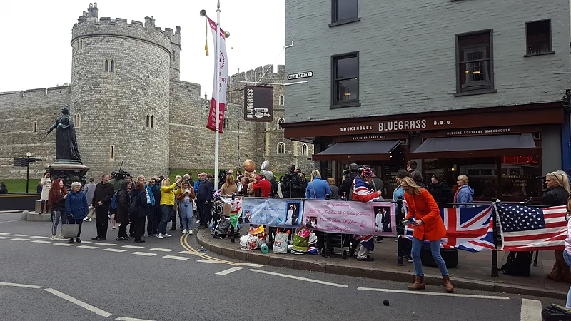 Crowds and journalists near Windsor Castle expecting on the occasion of birth of the child of Prince Harry and Meghan photo 2