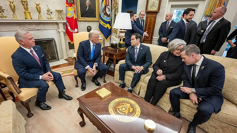 President Donald Trump hosts an expanded bilateral meeting and working lunch with King Abdullah II of Jordan (54321920328)