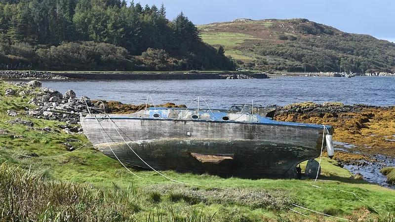 Derelict boat near Cnoc Raib - geograph.org.uk - 8153966