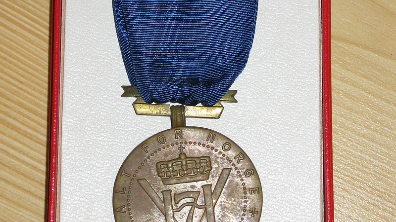 Kong Haakon VIII Frihetsmedalje i eske med båndstripe