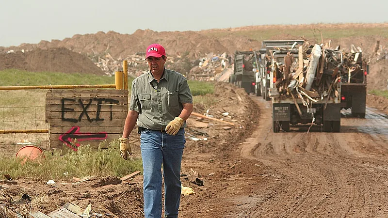 FEMA - 33066 - Disaster recovery workers (debris) at work in Kansas