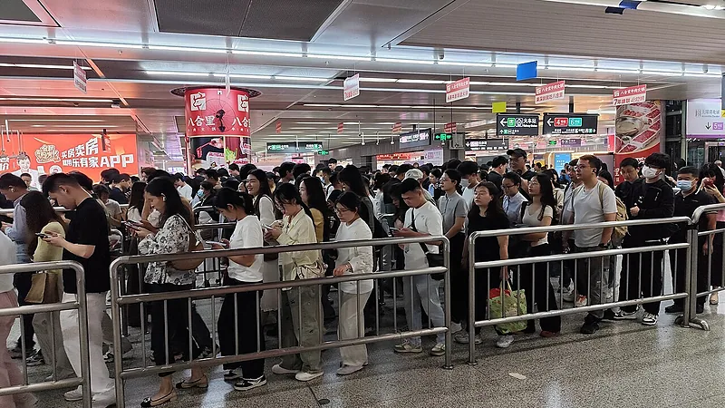 SZ Longhua District 深圳北站 Shenzhen North Station concourse 下班人潮 evening peak hour visitors queue October 2025 N13P 01
