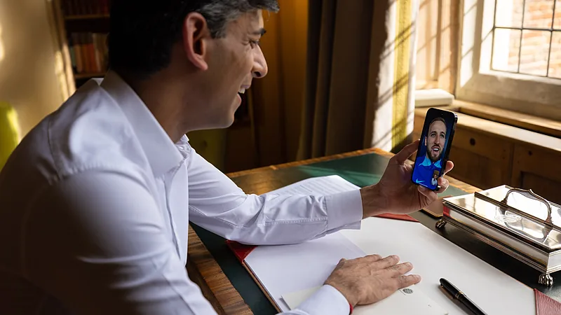 The Prime Minister speaks to Harry Kane (52770663548)