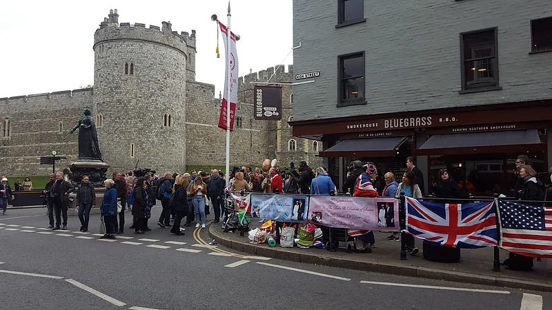 Crowds and journalists near Windsor Castle expecting on the occasion of birth of the child of Prince Harry and Meghan photo 3