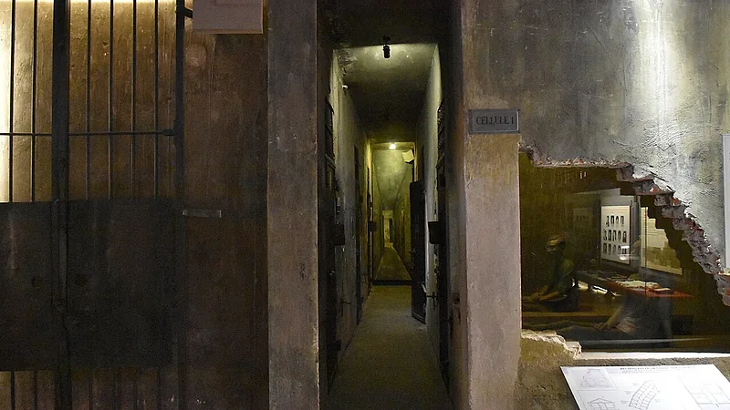 French era guillotine, Hoa Lo Prison Museum, Hanoi (1) (24623024918)